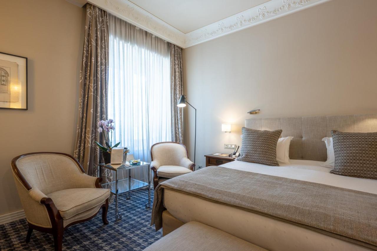 ホテル レクトル サラマンカ エクステリア 写真 A room at the hotel