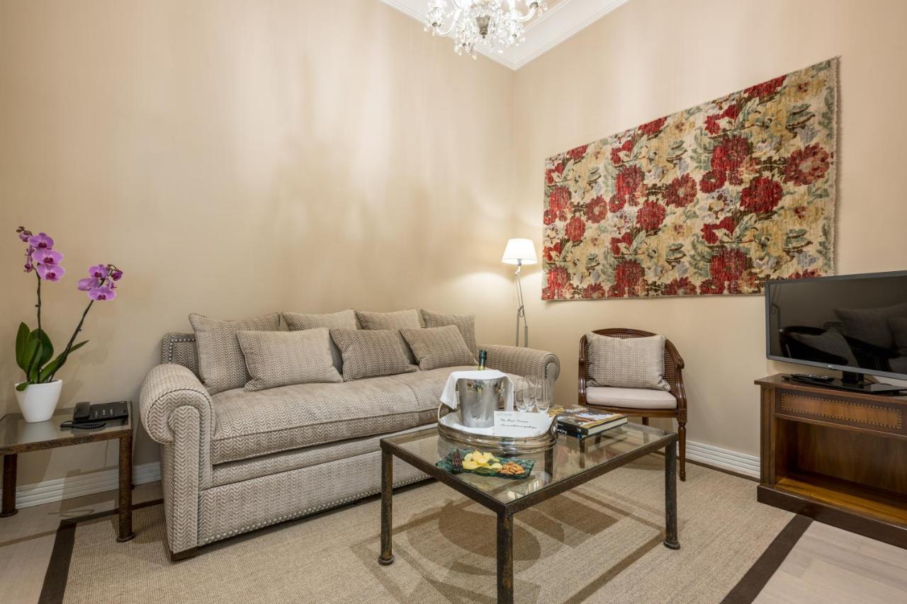 ホテル レクトル サラマンカ エクステリア 写真 A living room at the Ritz-Carlton