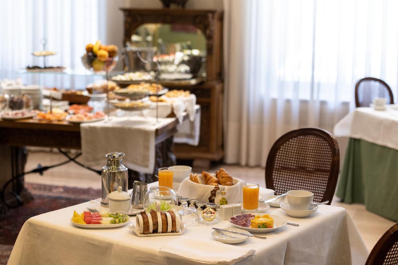 ホテル レクトル サラマンカ エクステリア 写真 Breakfast at the hotel