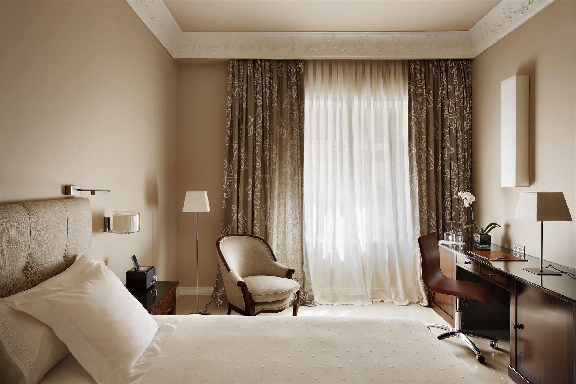 ホテル レクトル サラマンカ エクステリア 写真 A bedroom at the hotel