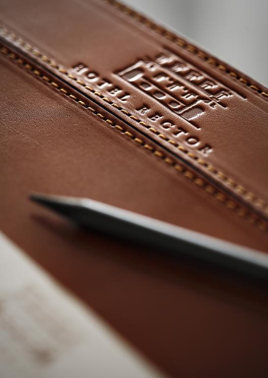 ホテル レクトル サラマンカ エクステリア 写真 Detail of a leather shoe